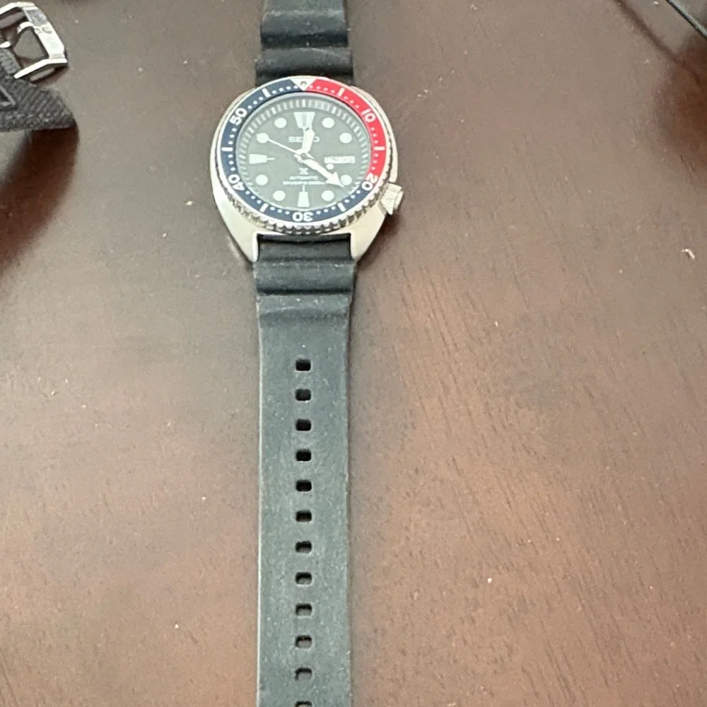 Seiko Diver's Watch with Black Strap and Blue-Red Bezel - Picture 3 of 5